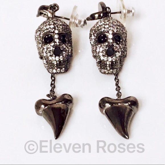 nOir Pirates Of The Caribbean Skull Drop Earrings - Picture 5 of 5